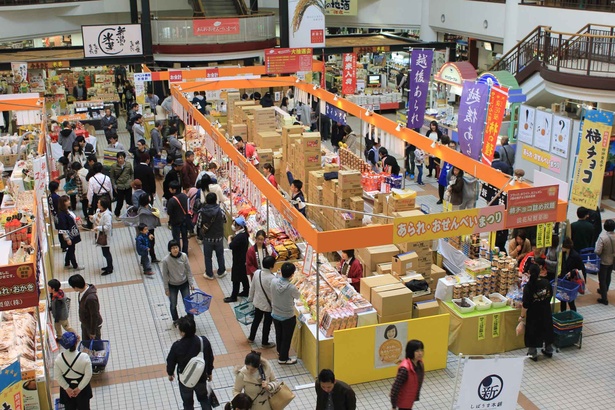 新潟県内の菓子メーカーが集結するあられ・おせんべいまつり