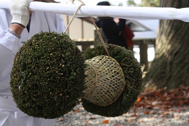 【写真を見る】戸隠地域のそば屋の軒先に飾られる｢そば玉｣