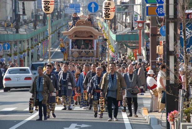 市内を山車が練り歩く