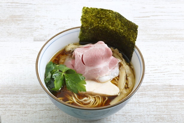【写真を見る】地鶏をふんだんに使った、色どりも美しい「四つ葉そば」（780円）