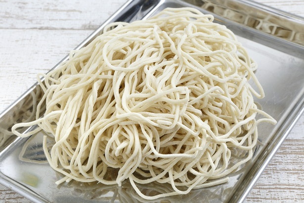 スープとの絡みを重視し、「大成食品」に特注する中太麺