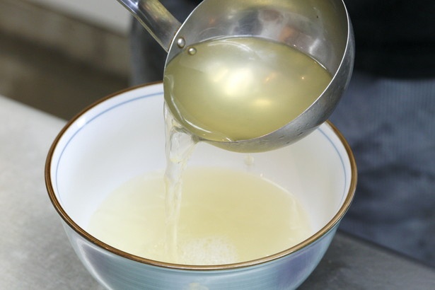 数種類の地鶏を煮込んで、旨味をじっくりと抽出した清湯スープ