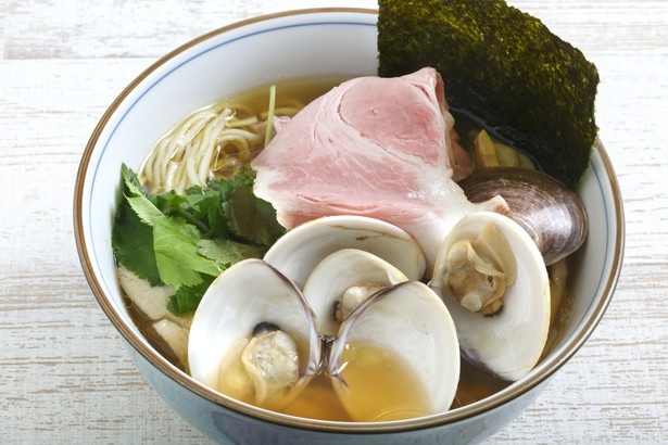 ハマグリの滋味深い味わいの「蛤そば」（880円）