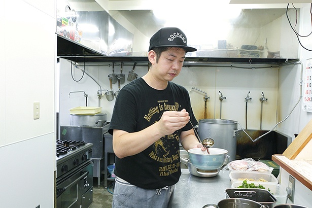「7月に麺をリニューアルしました。新しくなった『四つ葉そば』をお試しください！ 」と語る店主・岩本和人さん