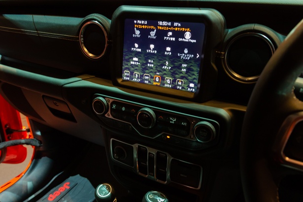 センターコンソールには大型のタッチパネルモニターを搭載。Andoroid AutoやApple Carplayにも対応する