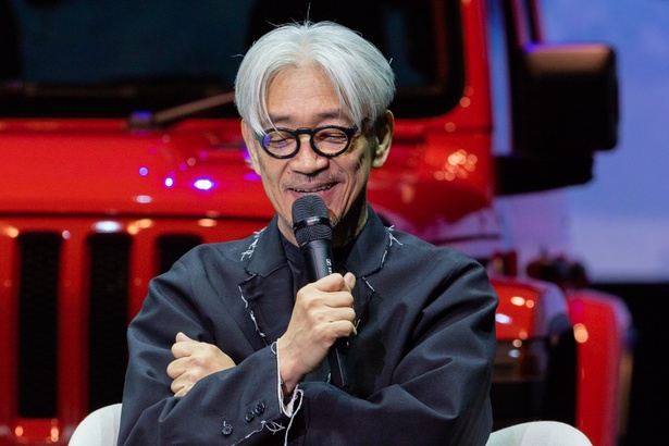 昔のことを振り返る坂本龍一氏
