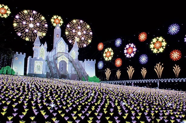 3万5000本の光の花畑に彩られたエリアに幻想的なお城「フラワーキャッスル」が出現