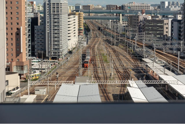 窓からは列車や飛行機が見られる / 阪急8Fレストスペース