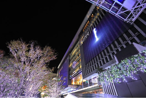 幻想的な光の街となる博多駅前広場(写真は2017年の様子)