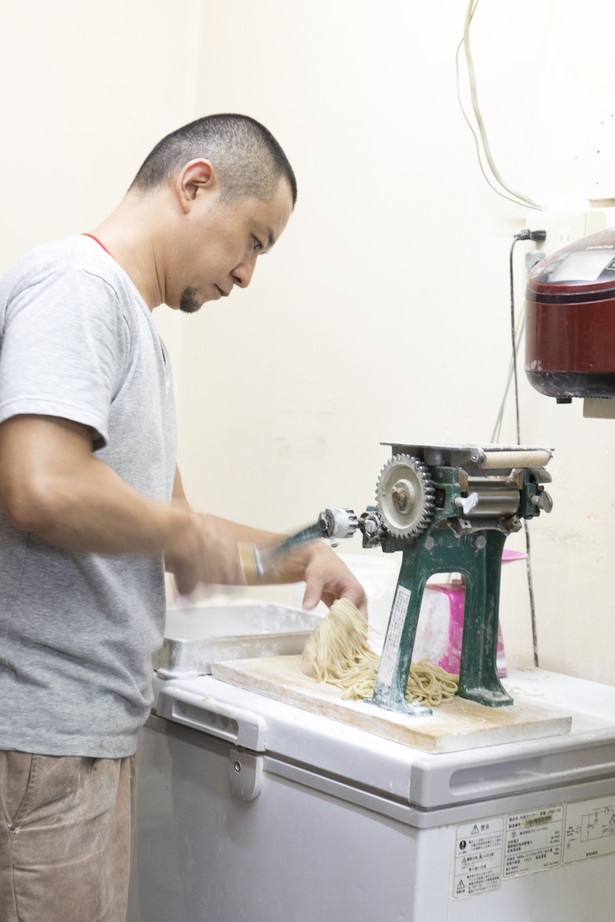 注文が入ると製麺に取りかかり、手際よくラーメンを盛り付けていく店主・大友勝さん