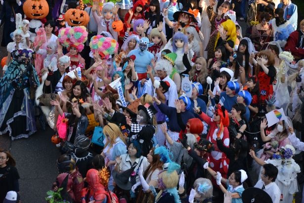 沿道には約12万人を動員