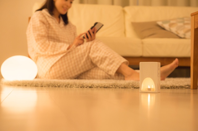 夜にスマホを見ると眠れなくなる可能性が!