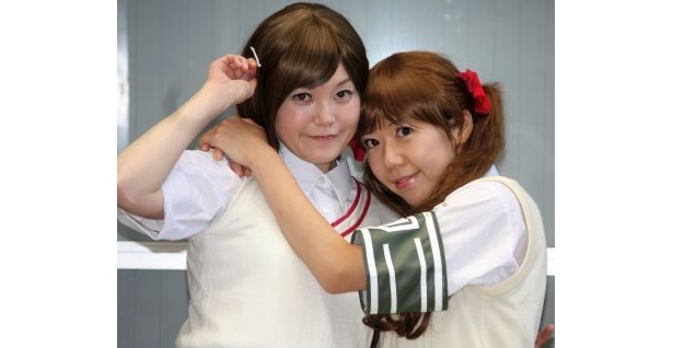 『とある科学の超電磁砲』の御坂美琴(左)と白井黒子を演じるあまるさん(左)と茶々さんのアップ