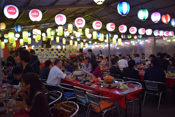 祭りのような陽気で温かい雰囲気の会場