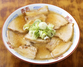 14時前に売切れも⁉ 喜多方の名店仕込みの一杯は、肉厚チャーシューが12枚ビッシリ！ 