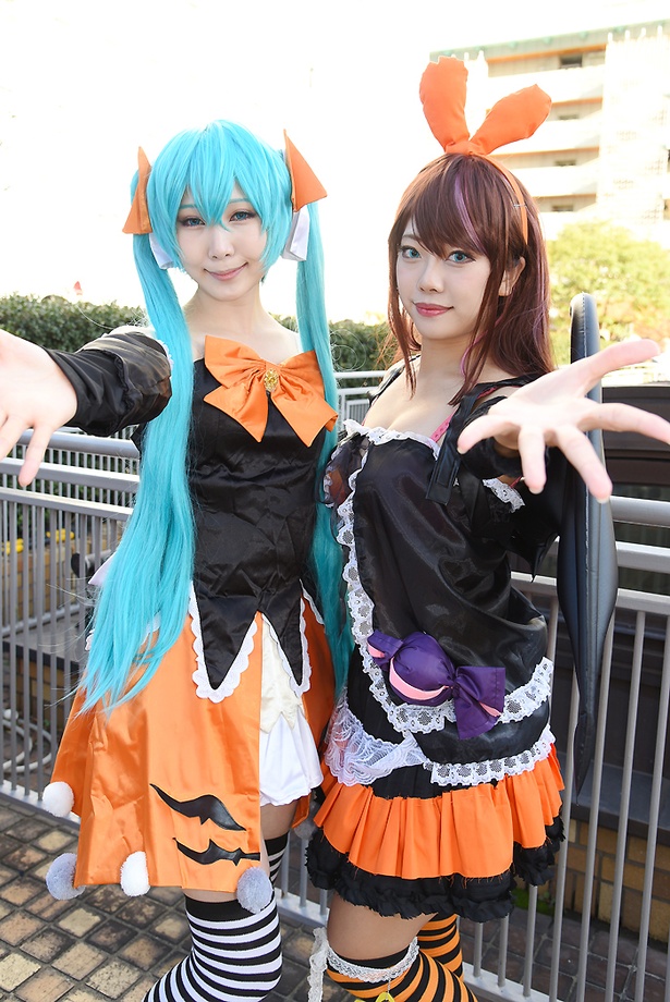 ボーカロイドの初音ミク(左：まりーさん)と、バーチャルYouTuberのキズナアイ(右：明日海めっちょさん)