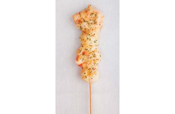 【写真】マヨラーも大満足！ エビ＆ウズラ卵に特製チリマヨが掛けられた魚串「海老マヨ」