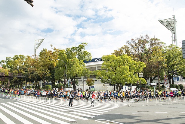 横浜スタジアムを隊列がグルッと囲む