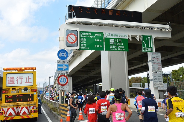 首都高速の杉田入口。ココから先は、ランナーのみが立ち入ることを許された、特別な場所だ