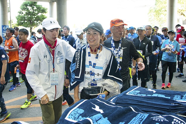 記念品としてタオルもゲット。お土産がいっぱいもらえるのも横浜マラソンの特徴