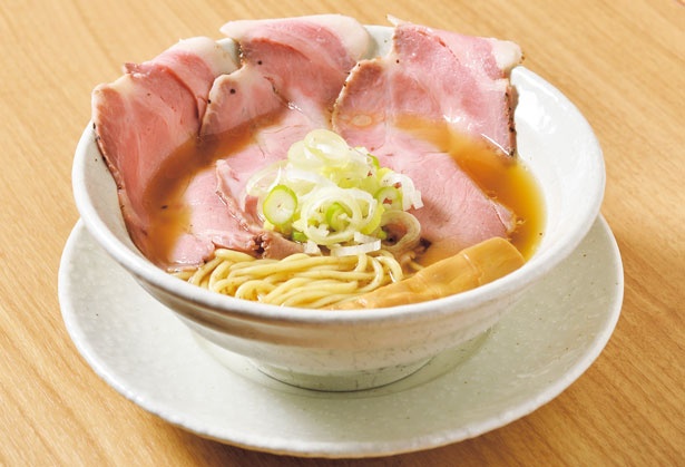 【写真をみる】澄んだスープに旨味が凝縮！「淡竹(HACHIKU)」(900円)/麺屋 優光