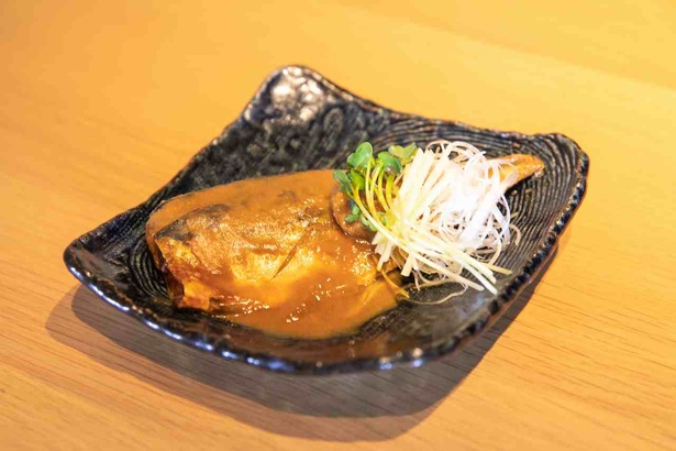 生姜をピリッと効かせたサバの味噌煮(680円)。おつまみに最適なサバの味噌煮