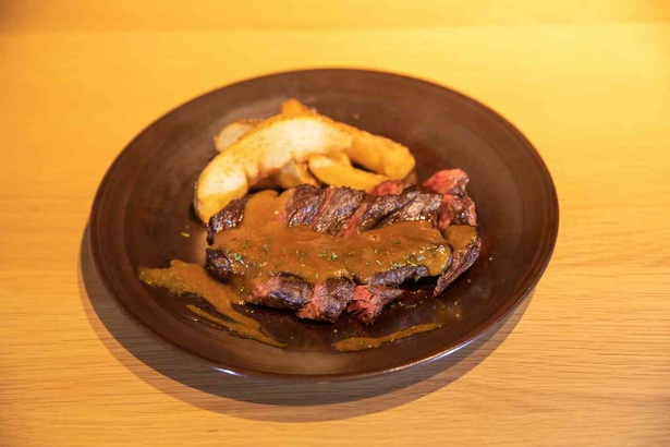 濃厚味噌ソースで食べるハラミステーキ(1280円)。特製ソースを使ったハラミ肉