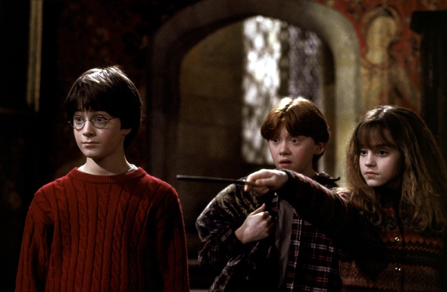 【写真を見る】シリーズ第1作『ハリー・ポッターと賢者の石』のハリー・ポッター、ロン・ウィーズリー、ハーマイオニー・グレンジャー。みんな若い!