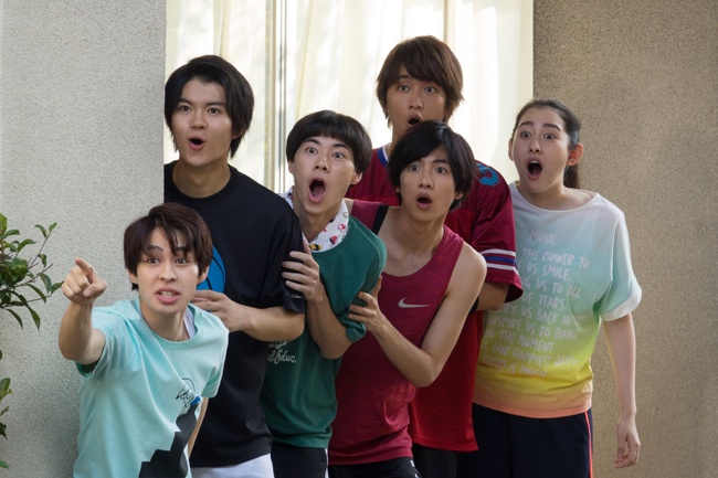 主人公の後輩・修を演じた西銘駿(写真一番左)