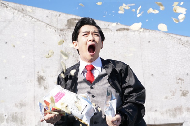 【写真を見る】アゴが外れそうなくらいに口をあんぐり開けた千葉雄大