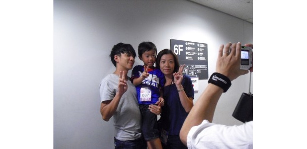 スタジアムDJの光邦さんのブースへ。FMヨコハマ枠の参加者は大喜び