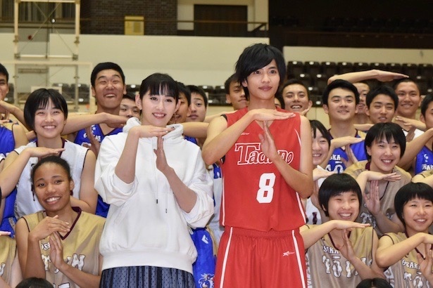 『走れ！T校バスケット部』のフリースロー対決が大阪桐蔭高校で行なわれた