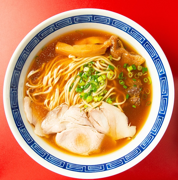 【写真を見る】見た目も美しい、棣鄂の麺のおいしさを実感できる「らぁ麺」（700円）