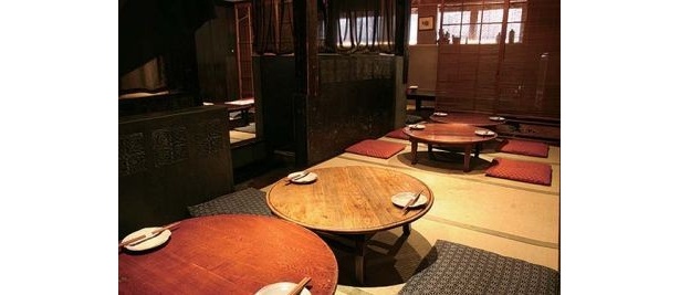 「本格焼酎と炭火焼 じゃぽね」の内観