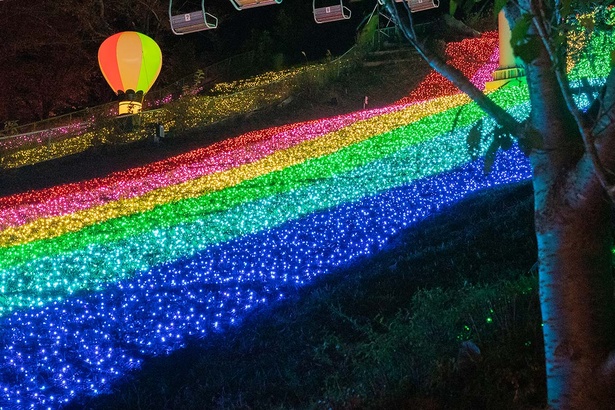 虹のリフトを演出する七色のLED