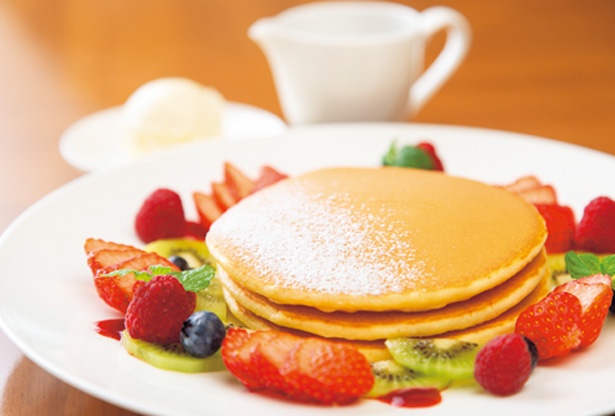 長年愛されているメニューをトッピングでアレンジした季節のパンケーキ(1800円)/ 帝国ホテル 大阪 CAFÉ COUVERT