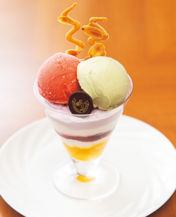 ピスタチオナッツのアイスと苺シャーベットが並ぶパフェクベール(1400円)/ 帝国ホテル 大阪 CAFÉ COUVERT