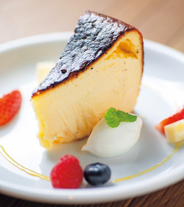 たっぷりチーズを使用したKIHARU チーズケーキ バスクスタイル(S、540円)/クロスホテル京都 KIHARU Brasserie