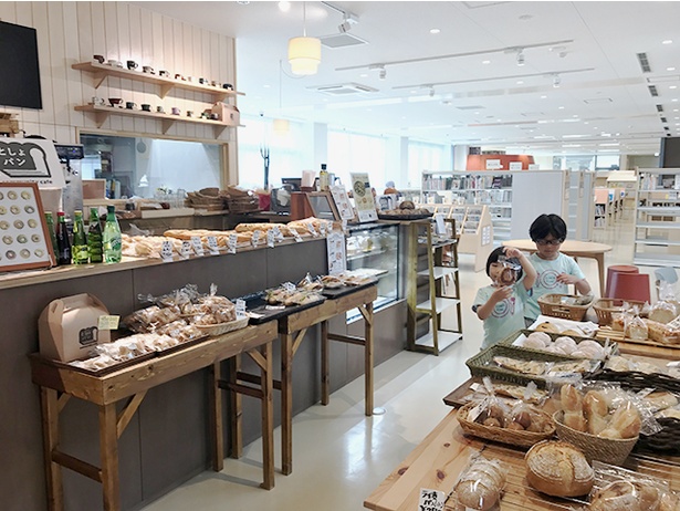 「としょパン」は「Ladip」の2号店で、図書館内のカフェ＆ベーカリー。コーヒー(250円)がふくちのち図書カード提示で200円に！