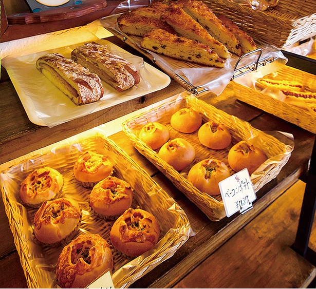 「ぱん工房 菜の実」は近所の常連さんで賑わうパン屋さん。「もりの実」(194円)は人気商品なので、欲しい場合は数日前に予約するとベター