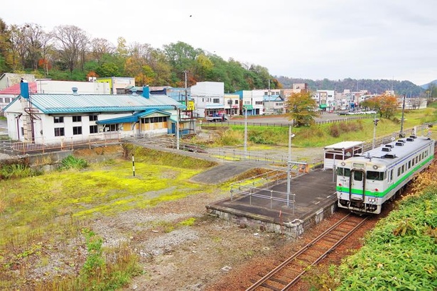 左の駅舎近くにかつて三菱石炭鉱業大夕張鉄道線のホームと線路があり。空き地部分には石炭列車が行き交う貨物線がありました