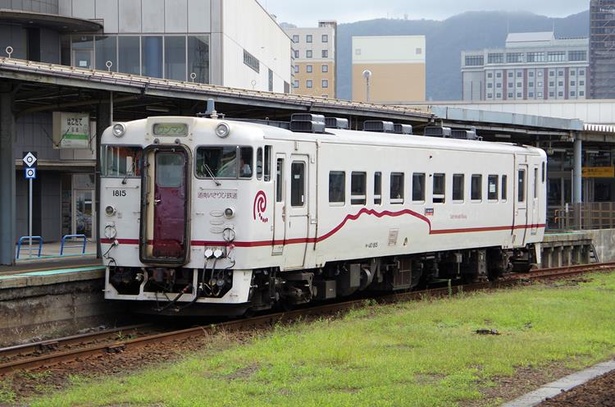 旧江差線を引き継いだ道南いさりび鉄道は隣の五稜郭駅が起点ですが、列車はすべて函館駅から発着しています