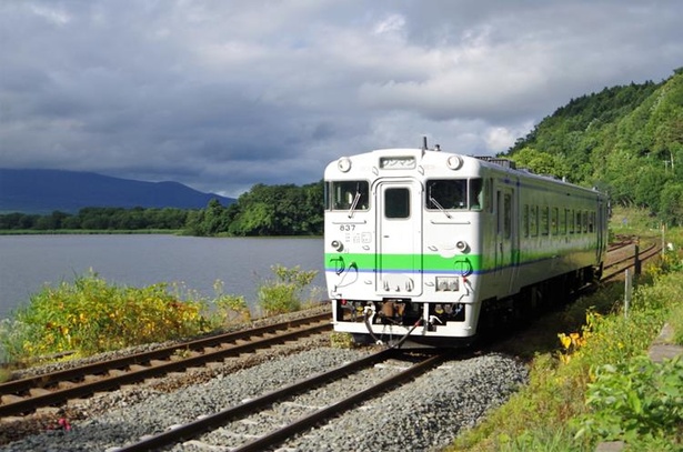 大沼駅～仁山駅間を走行する普通列車。一見複線のようですが、手前が新函館北斗を経由する路線で、奥が経由しない路線。単線が2つ並んでいる区間です