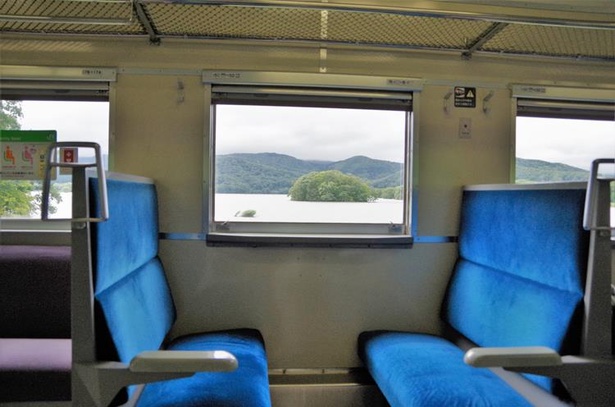 大沼駅手前はしばらくの間左手車窓から湖畔の風景を楽しめますよ