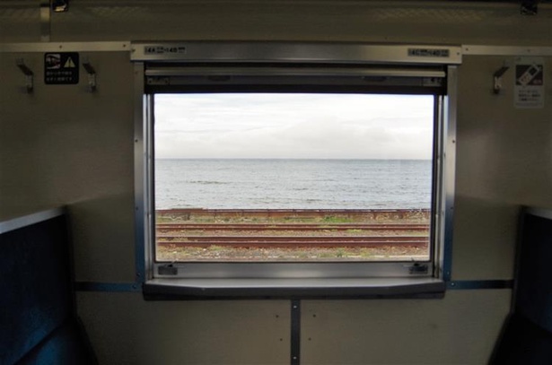 森駅付近と駅構内は車窓右手に海が見えます