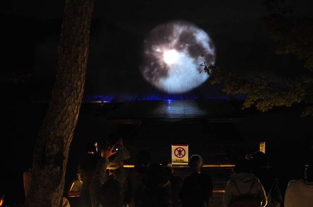 大沢池に幻想の月昇る　京都・大覚寺で「ウォータースクリーンプロジェクション」開催　鉄拳の原画展示も
