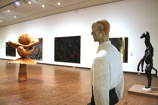 立体作品は、見る位置によって表情を変える
