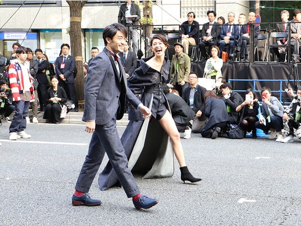大谷亮平さん、森星さんがファッションショーに登場