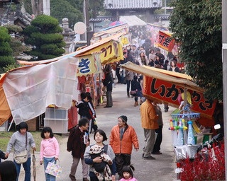 江戸時代から続く年に一度の「大坊市」が香川県三豊市で開催