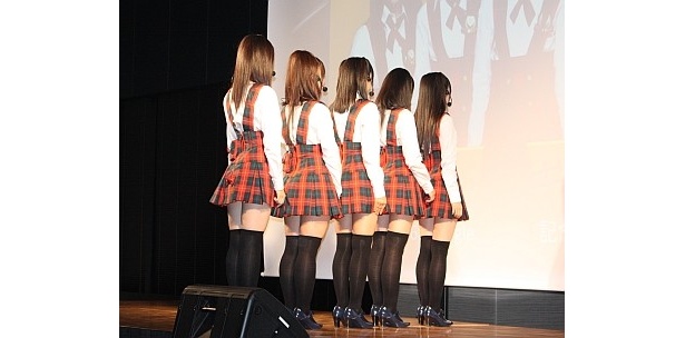 新曲は、後ろ向きでスタート♪